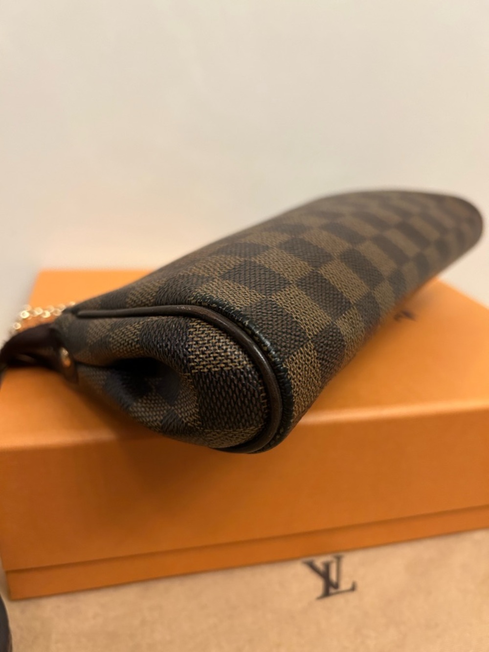 Louis Vuitton Damier Crossbag - Picture 12 of 16